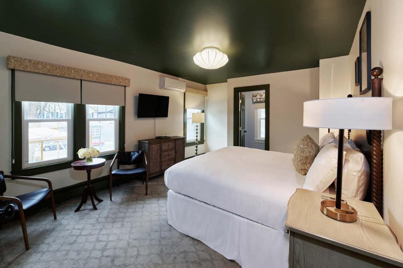The Whitlock Hotel Lenox Exterior photo